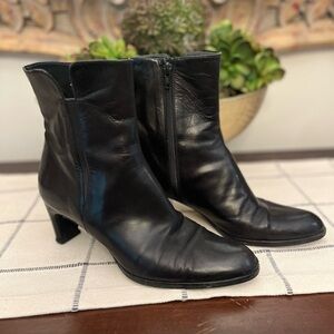 Stuart Weitzman Black Leather Boots Ladies Size 8.5 Fall Winter Perfect Classic